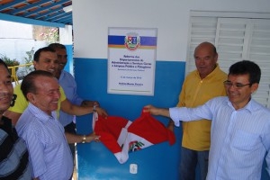 Prefeito Anilton Bastos inaugura reforma de departamentos municipais