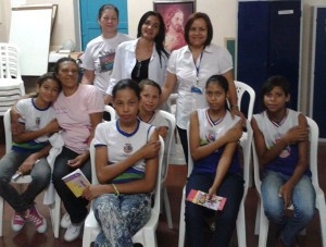 Professores e estudantes recebem informações sobre a Caderneta do Adolescente