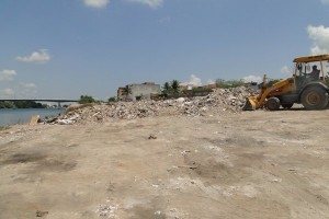 Prefeitura inicia retirada de entulho às margens do canal da PA IV e atua em outros pontos
