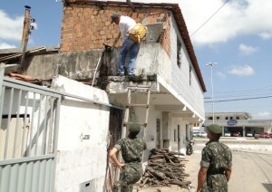 Agentes de Controle de Endemias e Exército realizam operação de combate ao aedes aegypti nos bairros Prainha e Tancredo Neves
