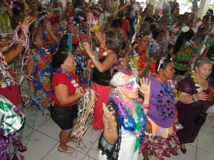 Baile carnavalesco anima grupos da melhor idade