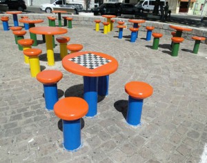 Praças do centro da cidade estão sendo revitalizadas pela Prefeitura