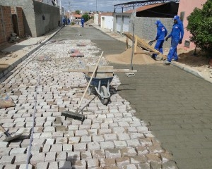 Prefeitura de Paulo Afonso Obras de calçamento contemplam o Bairro Sal Torrado