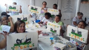 CRAS Prainha realiza oficina de pintura em tecido para grupo de idosos