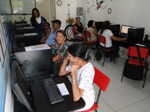 Coordenadora do Programa Educação Inclusiva visita escolas de informática para melhor idade