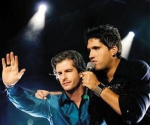Está chegando a hora! Victor e Léo e padre Fábio de Melo no São João de Paulo Afonso