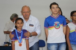 Alunos da rede municipal que se destacaram em 2018 recebem medalhas
