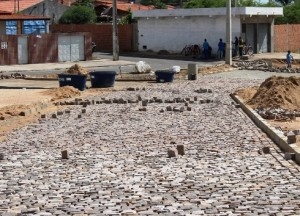 Prefeitura de Paulo Afonso Obras de pavimentação seguem contemplando os moradores do Bairro Tancredo Neves
