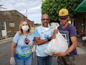 Equipe da Sedes distribui cestas básicas para famílias cadastradas