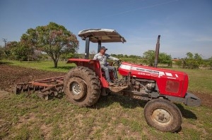 Prefeitura de Paulo Afonso Agricultores são beneficiados com aração de terra