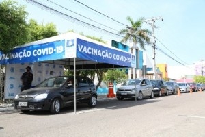 Em seu primeiro dia drive trhu de vacinação contra covid 19 de idosos a partir de 90 anos tem grande adesão