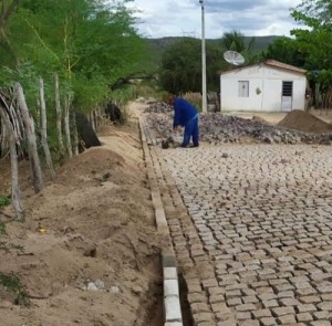Obras de pavimentação em paralelepípedos acontecem nas comunidades Juá Açude e Xingozinho