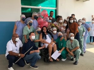 Servidora municipal em grave estado de covid 19 recebe alta e atesta trabalho realizado na UTI do HMPA