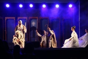 Prefeitura de Paulo Afonso Primeiro dia do espetáculo teatral Há um Lugar reuniu diversas famílias no Parque Balneário Abelardo Wanderley