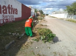 Prefeitura de Paulo Afonso Trabalho de limpeza pública segue em bairros e povoados