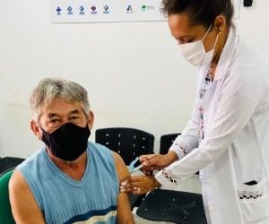 Secretaria de Saúde reforça importância da população completar o ciclo vacinal contra a Influenza e Covid-19, especialmente idosos