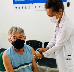 Secretaria de Saúde reforça importância da população completar o ciclo vacinal contra a Influenza e Covid-19, especialmente idosos