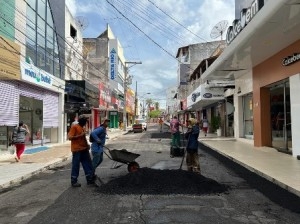 Prefeitura de Paulo Afonso Operação tapa buraco contempla Rua São Francisco