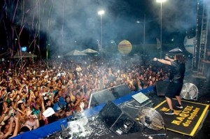 Raquel dos Teclados reúne multidão na Festa do Trabalhador promovida pela Prefeitura
