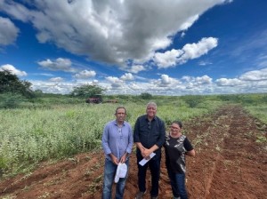 No povoado Arrasta-pé, Marcondes Francisco acompanha início do programa de aração de terra deste ano