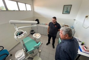 Marcondes visita posto de saúde no povoado Arrasta-pé
