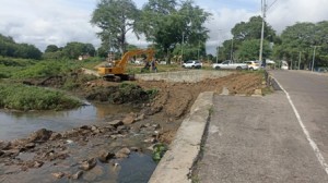 Prefeitura segue com limpeza do Lago da Rua Aracaju