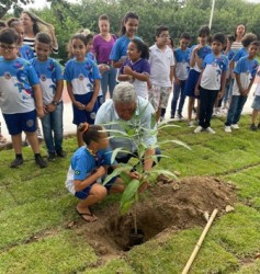 Marcondes reúne alunos da rede municipal, secretários e servidores para o plantio de cem mudas de árvores em diversas localidades
