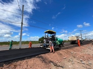 Obra das duas águas recebe mais uma camada de asfalto na pista preparada para pedestres e bicicletas