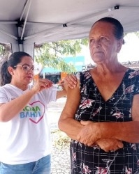 Sesau vacina mais de 400 pessoas em ação na Feira Grande