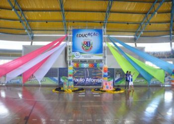 Entrega de tênis e Kits escolares