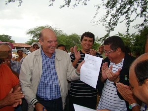 Prefeitura de Paulo Afonso Prefeito assina ordem de serviço para construção de quadra e posto médico