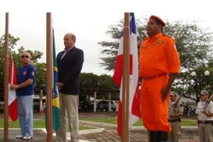 Prefeito se emociona na cerimônia de hasteamento da bandeira do município