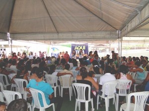 Famílias do Minha Casa Minha vida recebem orientações de convivência e assinam contratos