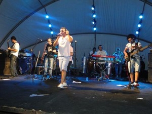 Música instrumental axé e MPB agitaram mais uma noite do Quinta na Praça