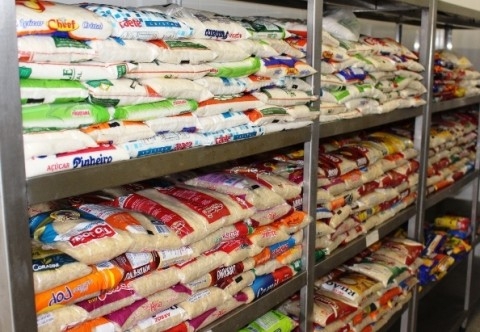 Entrega de alimentos arrecadados no evento Energiza Con