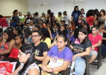 Entrega de certificados de conclusão de cursos e oficinas