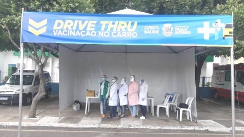 Sistema drive thru de vacinação contra a gripe