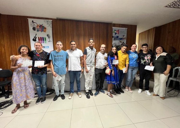 Mais 98 alunos recebem certificação de conclusão dos cursos de canto, dança, violão, desenho artístico, teatro e redação para Enem