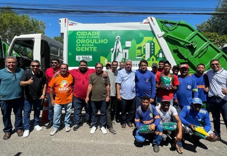 Marcondes entrega cinco novos caminhões compactadores, fardamento para agentes de limpeza e traz nova realidade para a coleta do município