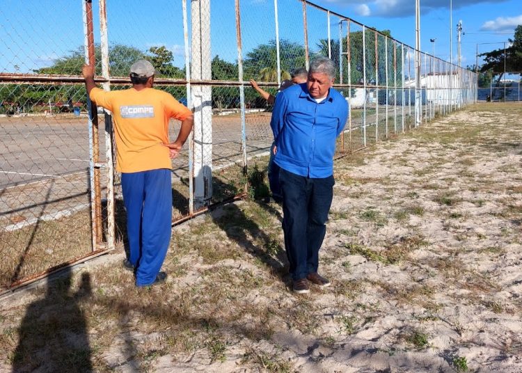 Marcondes dá ordem de início para a reforma do campo da Prainha, onde é realizado projeto social de Escolinha de Futebol para 70 crianças