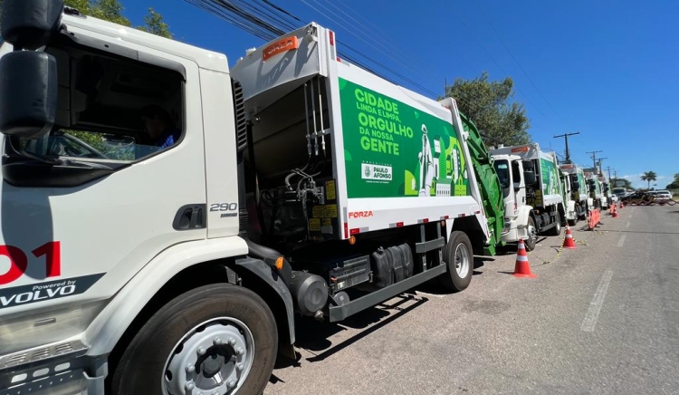 Novos caminhões compactadores
