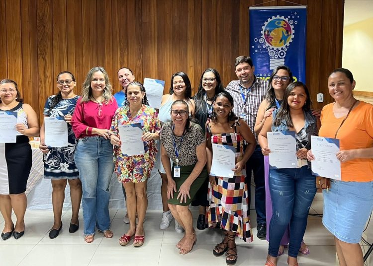 15 mulheres recebem certificado de conclusão do curso de produção de comidas juninas