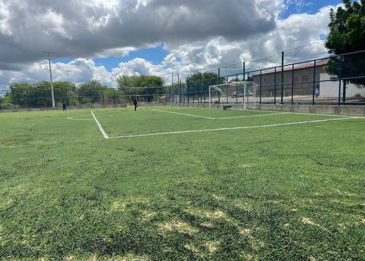 CAMPOS DO RODOVIARIO 01 Prefeitura de Paulo Afonso Obra do campo de futebol do Bairro Rodoviário está em fase de conclusão