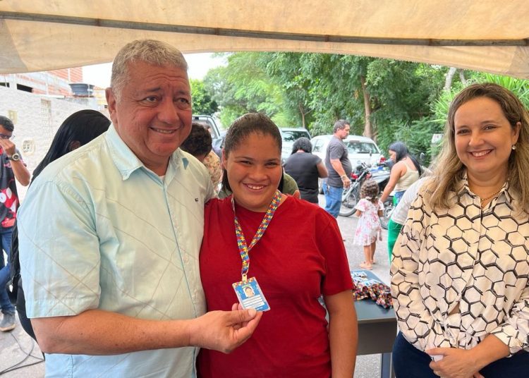 CARTEIRA DO AUTISTA 01 Prefeitura de Paulo Afonso Marcondes entrega mais 100 carteirinhas de identificação de pessoas com autismo e garante mais inclusão