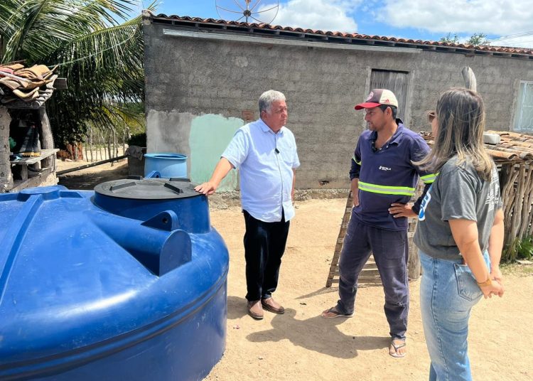 Em mais um Sedes em Ação, Prefeitura entrega caixas d’água para dez famílias no povoado Lagoa da Pedra