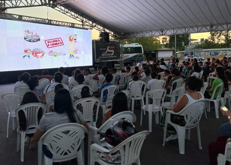 Projeto Cinema na Minha Comunidade reuniu população no Coreto