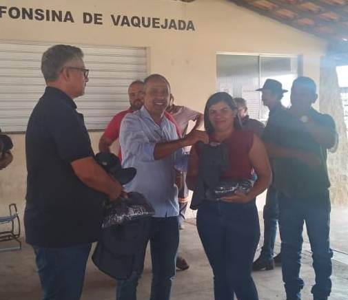 Seagri entrega fardamentos aos bombeiros hidráulicos