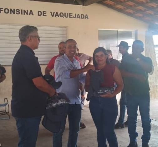 Prefeitura de Paulo Afonso Seagri entrega fardamentos aos bombeiros hidráulicos