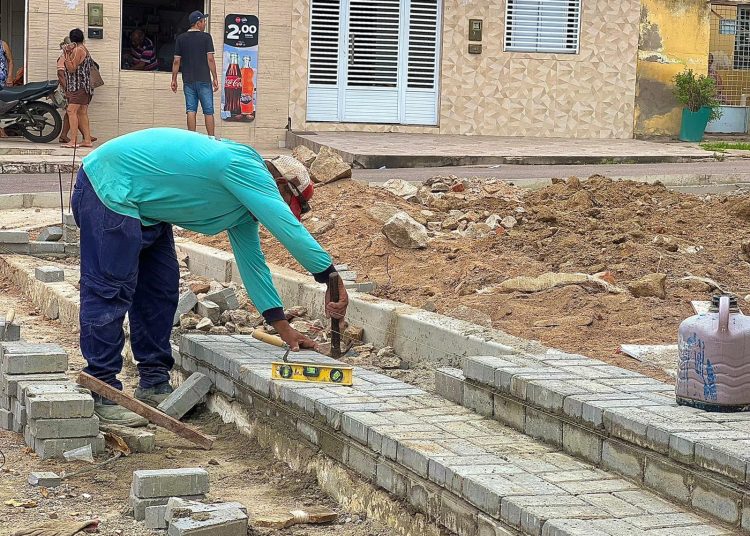 Obra da Praça da Marieta Ferraz está em andamento e Seinfra inicia aplicação do piso intertravado