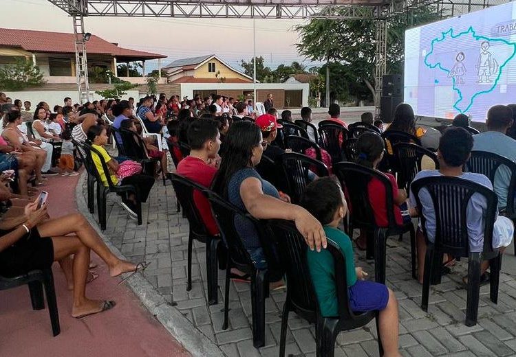 Terceira sessão no Cinema na Minha Comunidade reúne famílias no Parque Moxotó